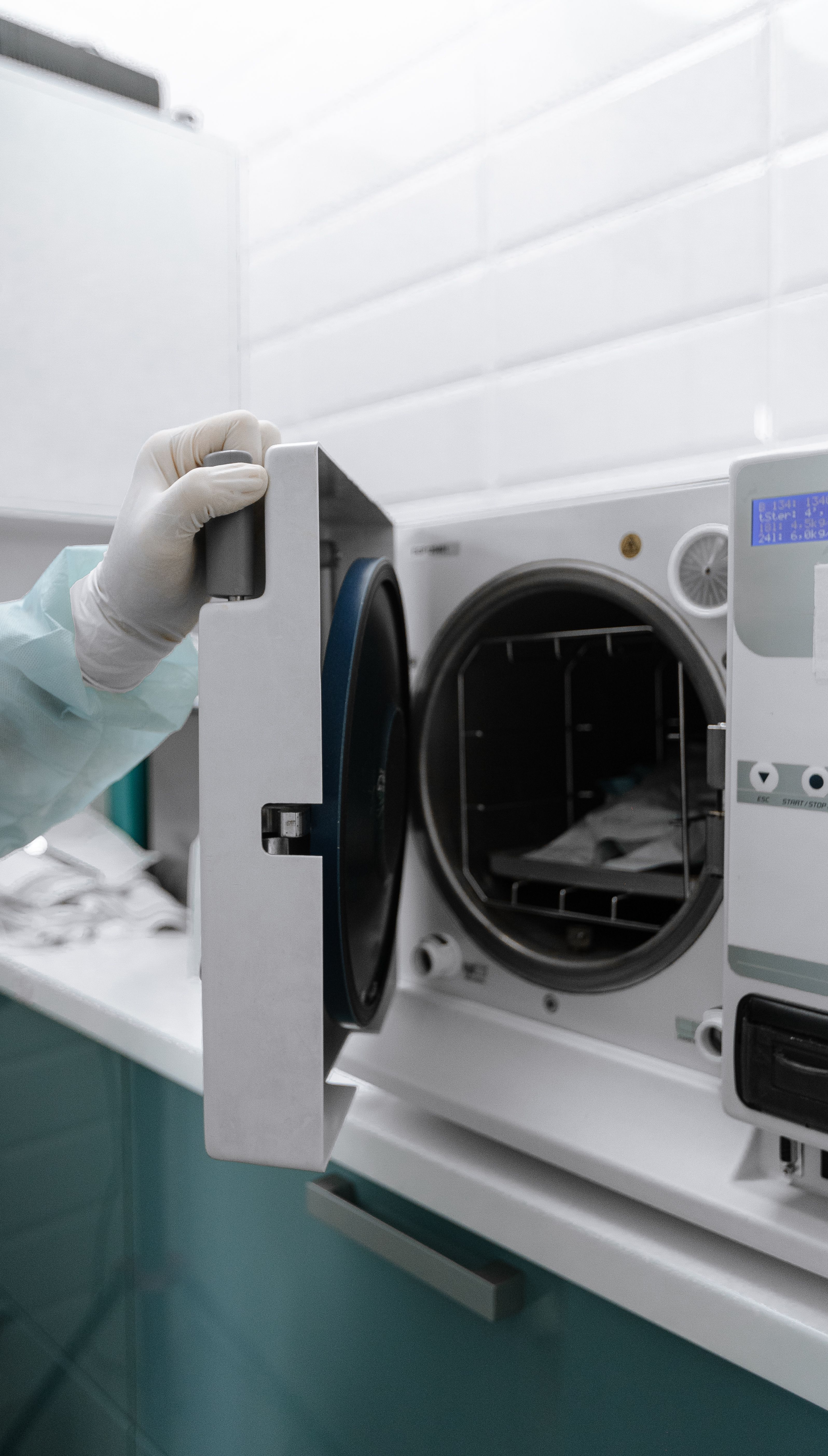 Autoclave for instrument sterilisation